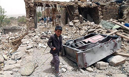 un niño yemení busca entre los escombros de su casa La ONU denuncia continuados ataques contra civiles en Yemen